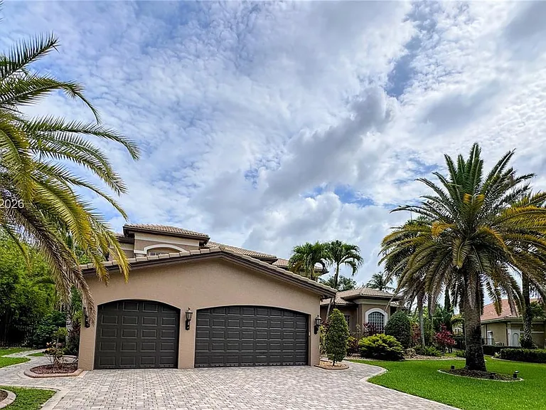 10445 Canterbury Ct — Photo 3