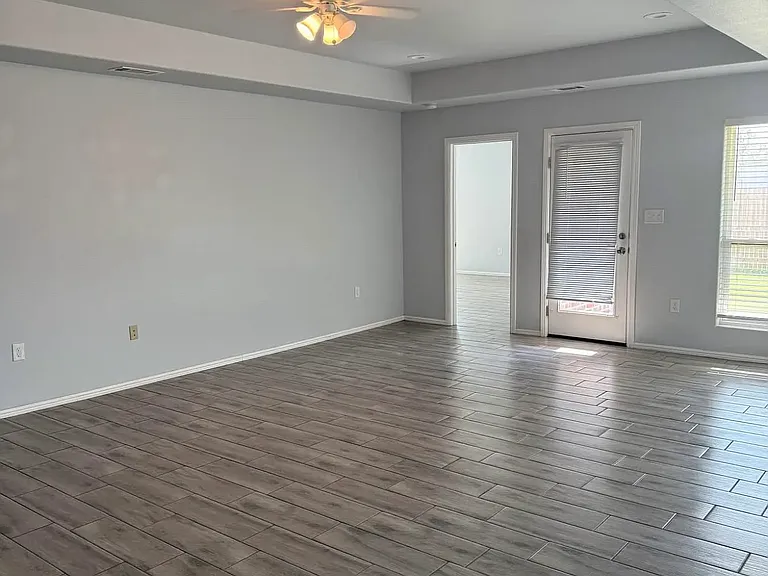 5913 Fenway Dr — Photo 6