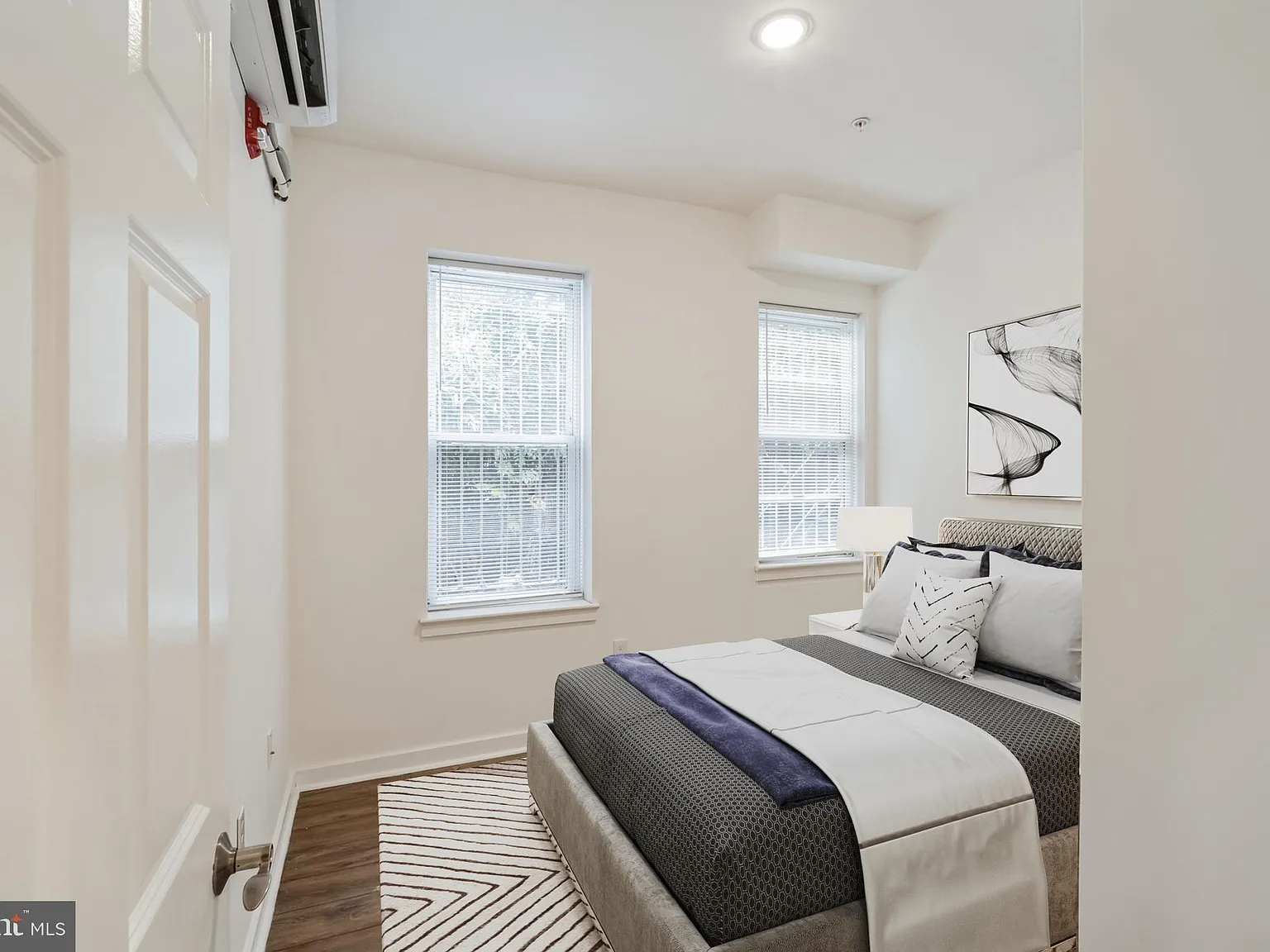 2 bed, 1000 sqft, $2,050 — Photo 1