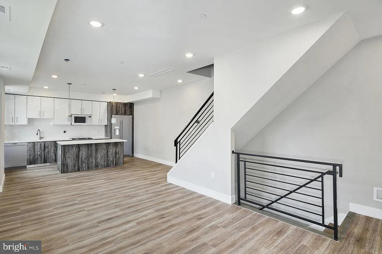 3 bed, 2016 sqft, $3,250 — Photo 3