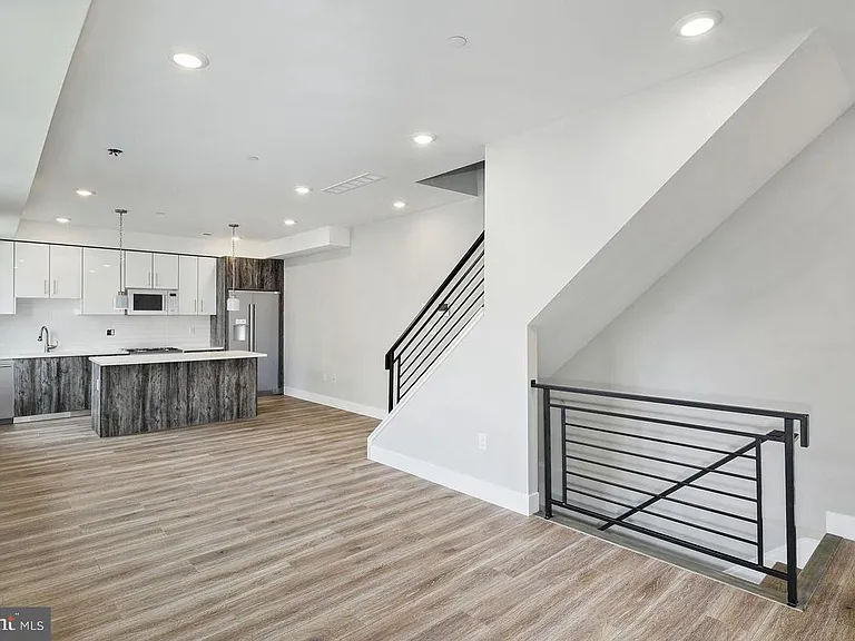 2348 Mountain St — Photo 2