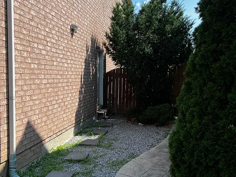 85 Watkins Glen Cres #LOWER — Photo 2