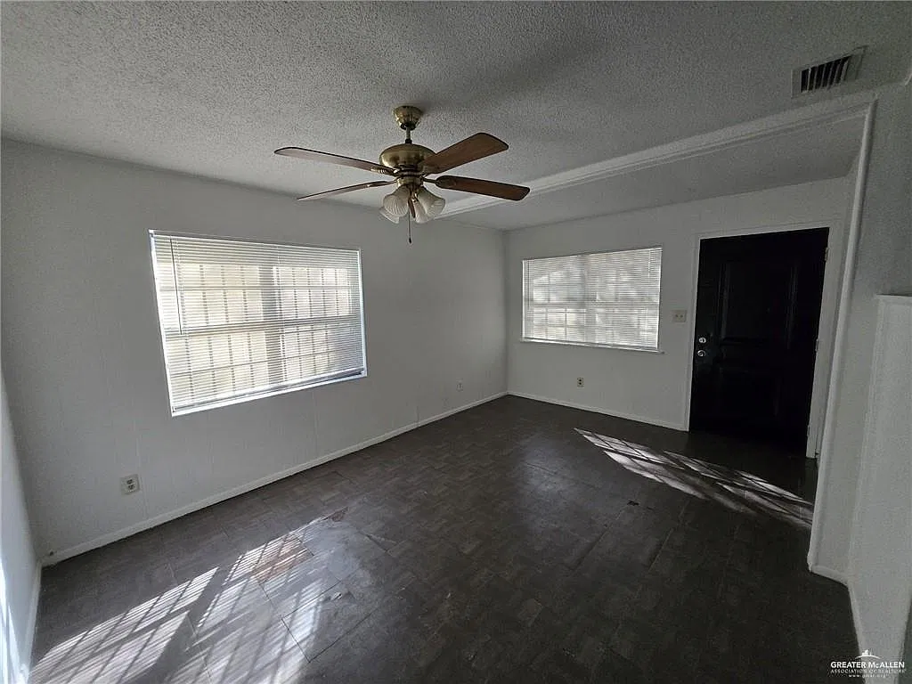 3 bed, 2.0 bath, 1080 sqft, $1,350 — Photo 2