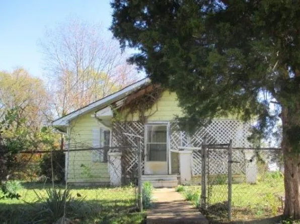 609 S Hickory St, Tuscumbia, AL 35674