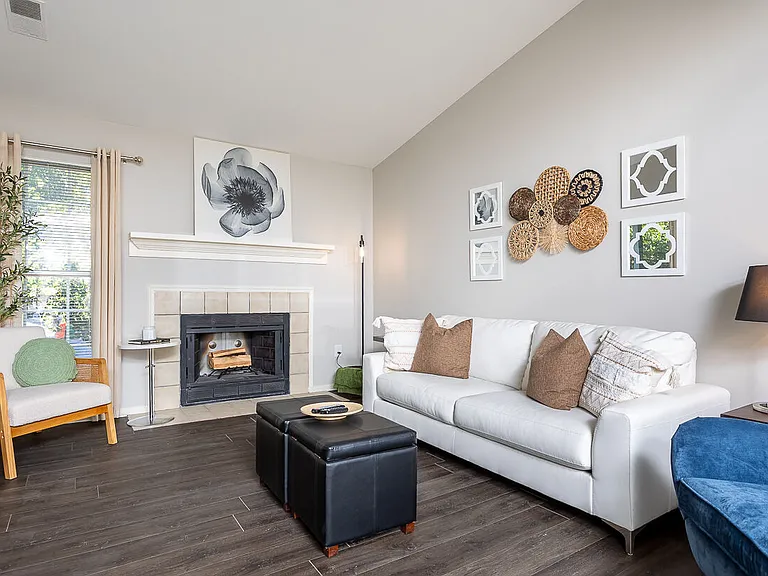 Lakeshore Apartments — Photo 6