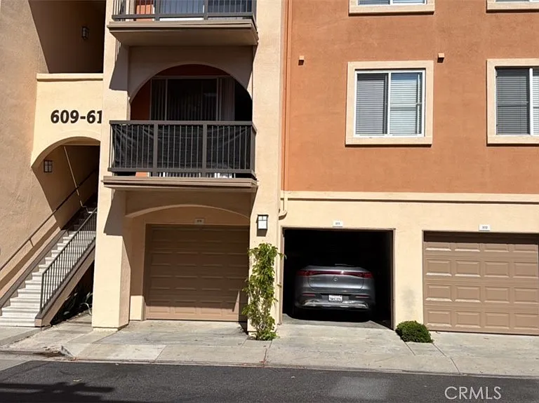 611 Oak Gln — Photo 1