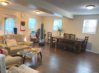 4 Potters Ln, Great Neck, NY 11024