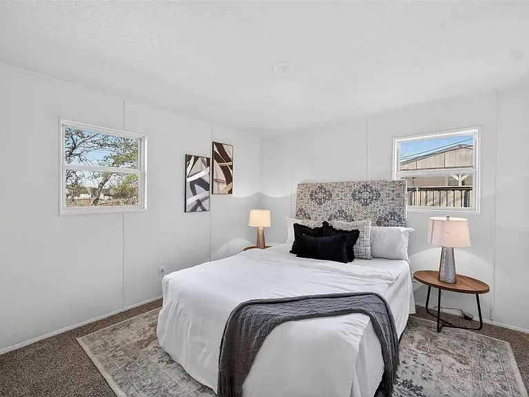 2020 Midlake Ln — Photo 9