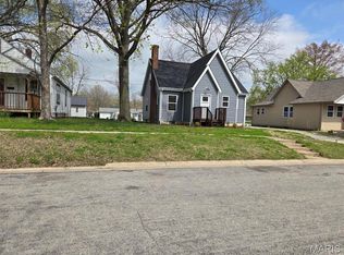 1551 Fairfax St, Carlyle, IL
