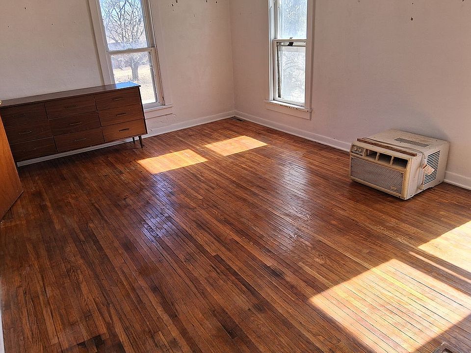 2nd image of 410 E Taylor Ave