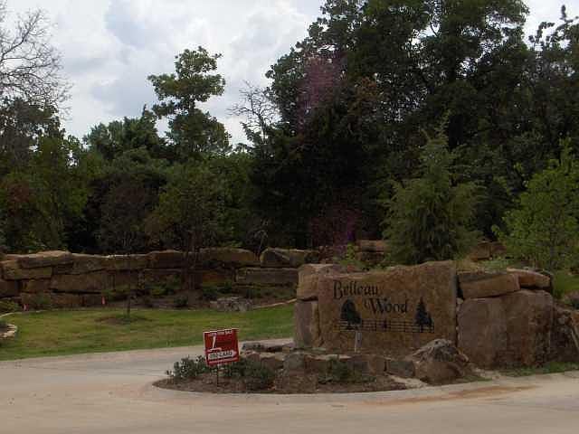 2nd image of 5609 Chateau Ln #6