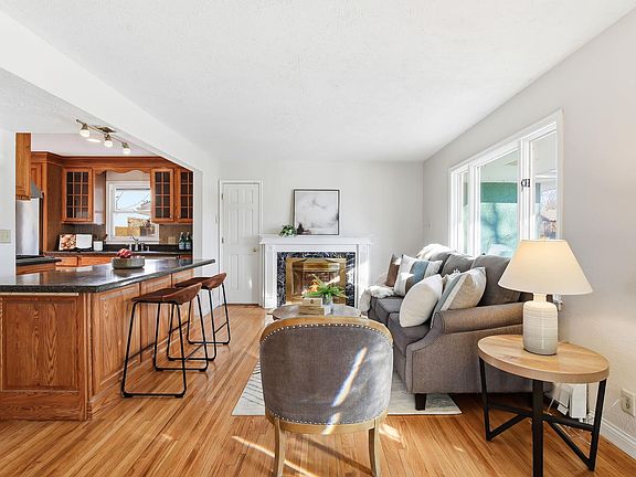 5th image of 795 Hyacinth Ave E