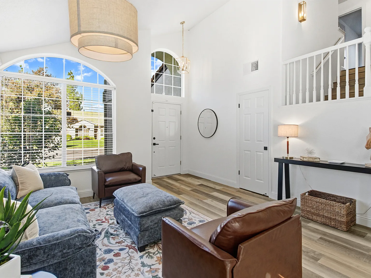 4 bed, 1934 sqft, $6,250 — Photo 2