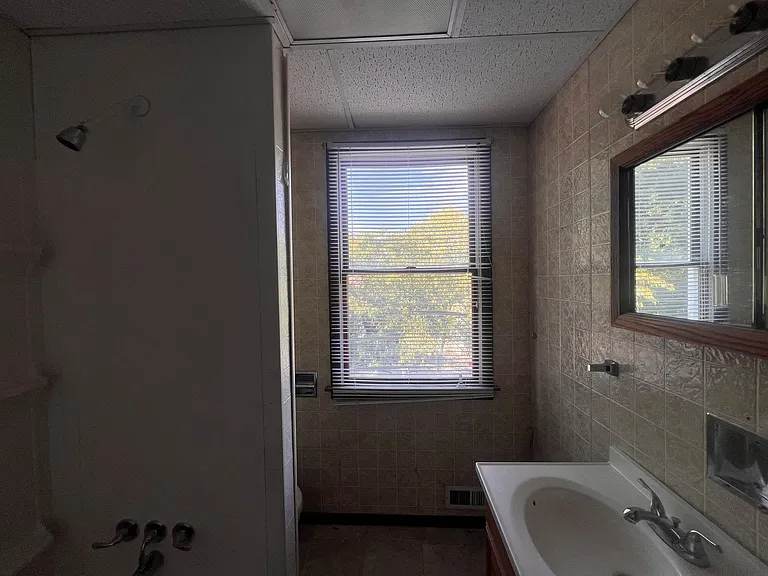 925 Leeds Ave — Photo 11