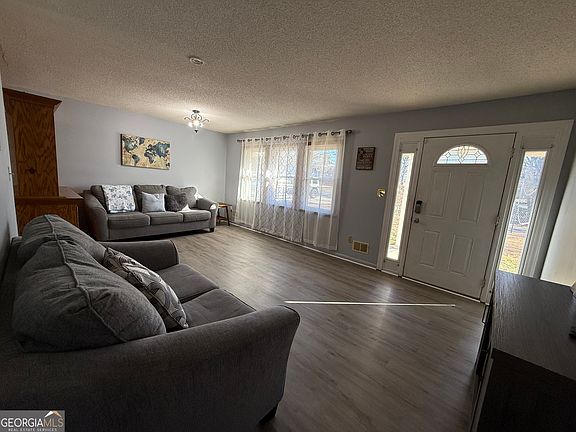 4th image of 102 Hemlock St