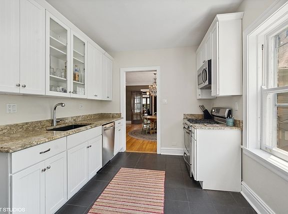 3rd image of 5210 N Lakewood Ave Unit 2