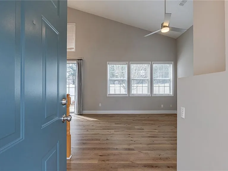 211 Harmony Ct — Photo 3