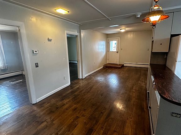 4th image of 184 Ocean Ave W