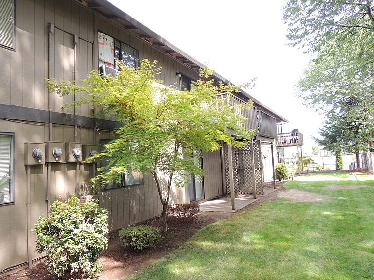 Evergreen Apartments — Photo 10