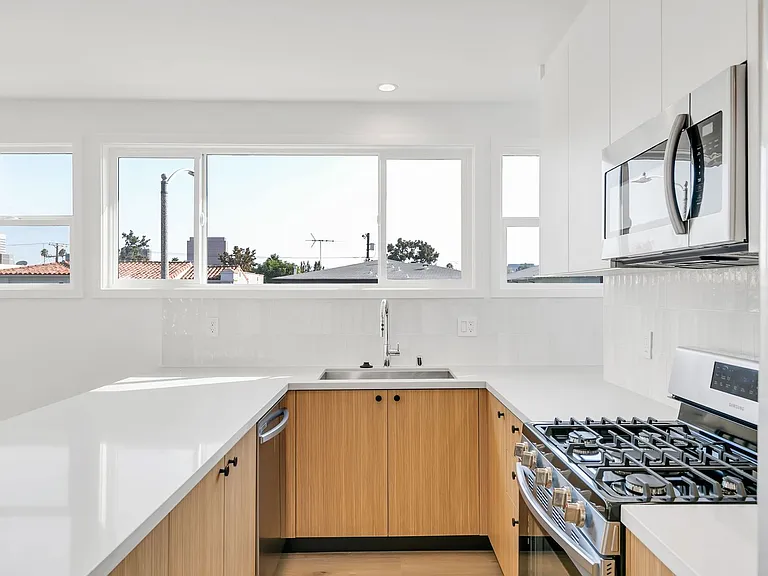 8355 Blackburn Ave — Photo 10