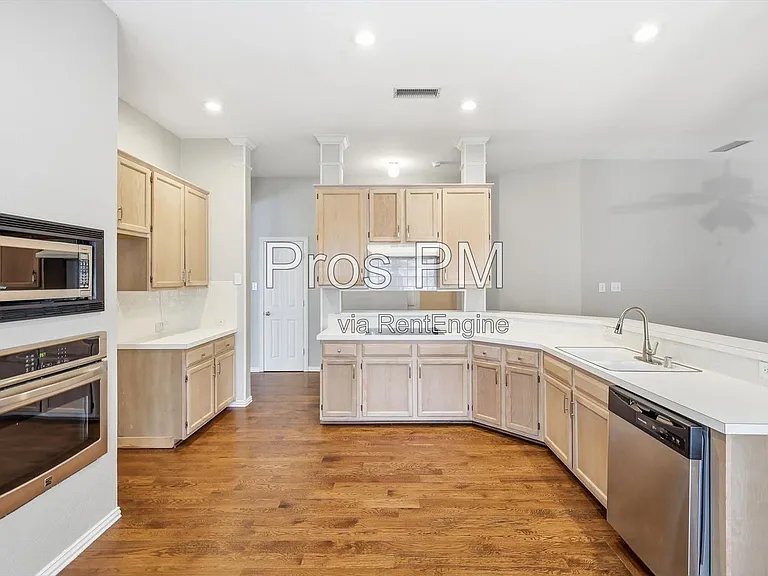 2921 Meadow Glen Dr — Photo 17