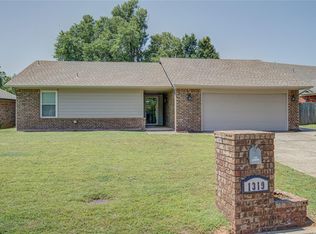 1319 Edinburg Dr, Yukon, OK 73099