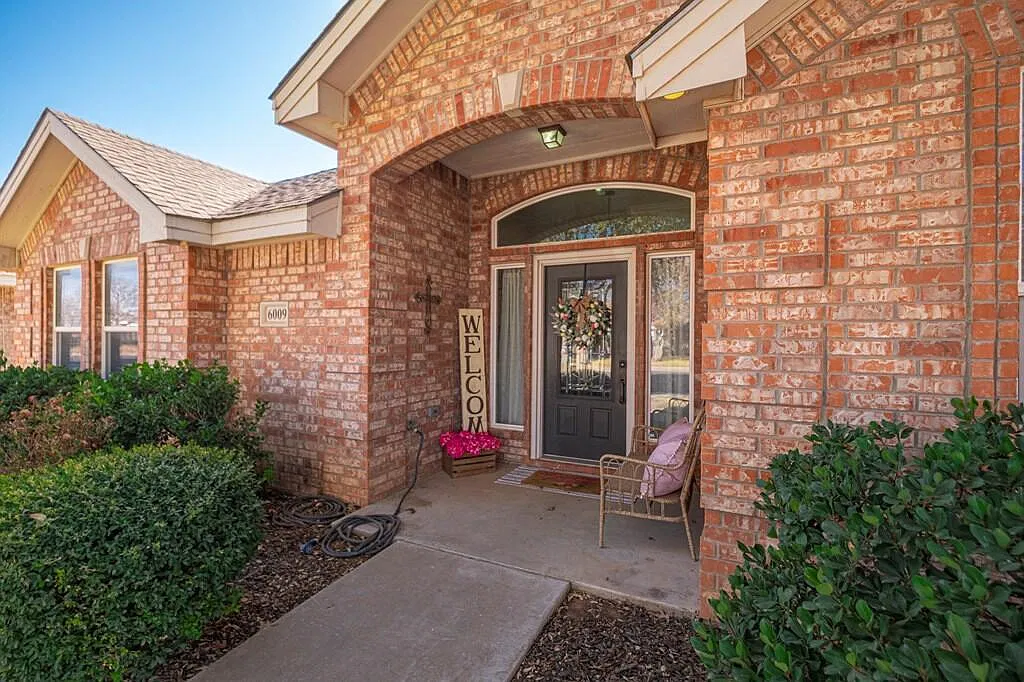 4 bed, 2.5 bath, 2415 sqft, $3,500 — Photo 4