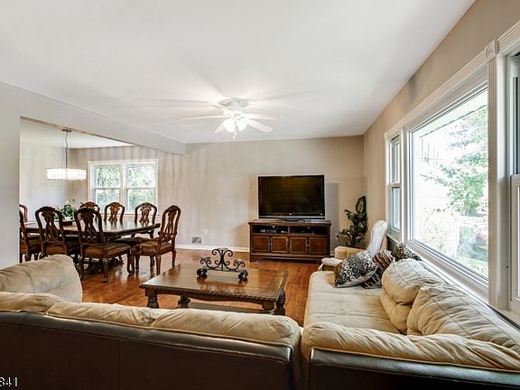 4th image of 28 Wedgewood Dr