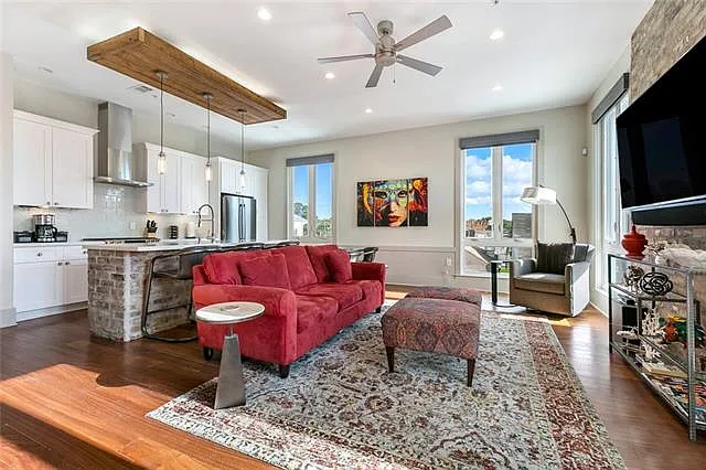2 bed, 2.5 bath, 1300 sqft, $3,000 — Photo 3