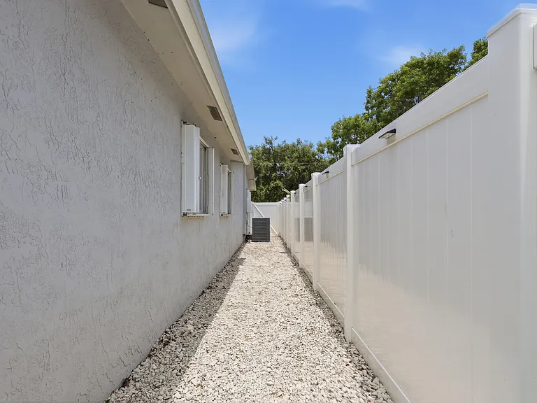 128 NW 10th Ave — Photo 40