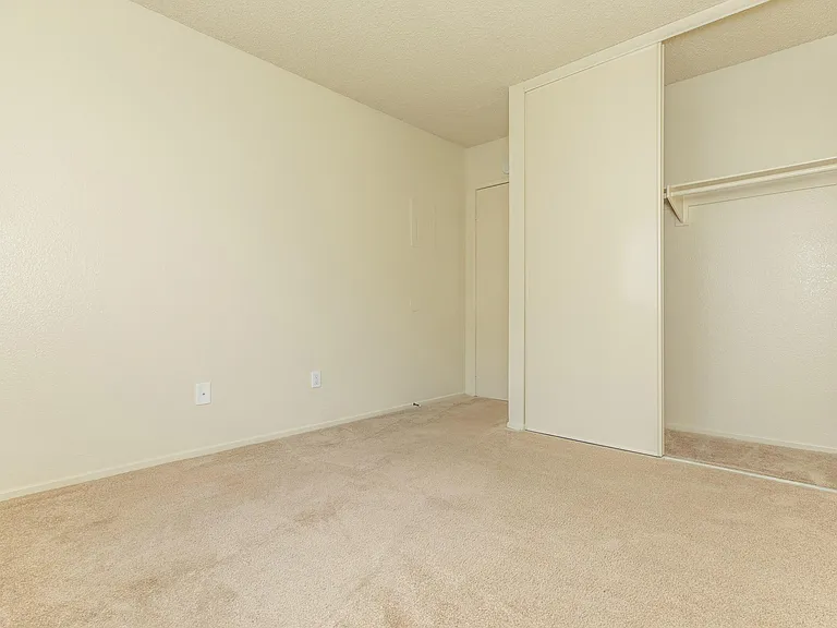 Harbor Pointe Apartments — Photo 31