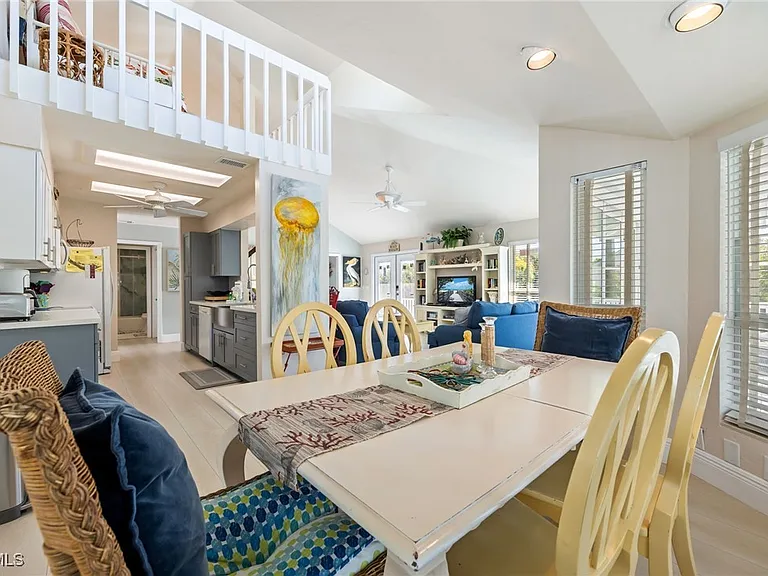 424 Lagoon Dr — Photo 11