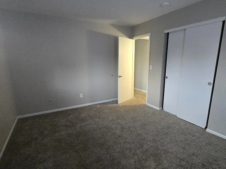 828 Whitethorne Ave #C — Photo 8