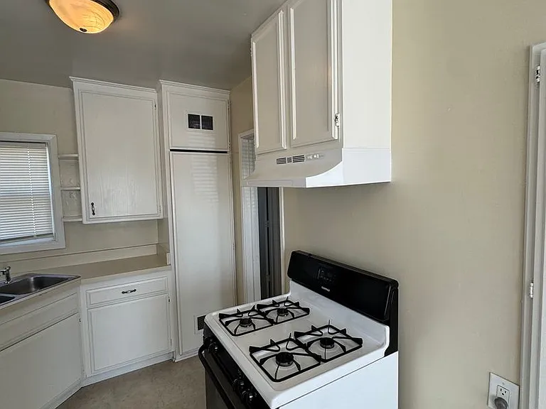 4542 N Lakewood Blvd. — Photo 16