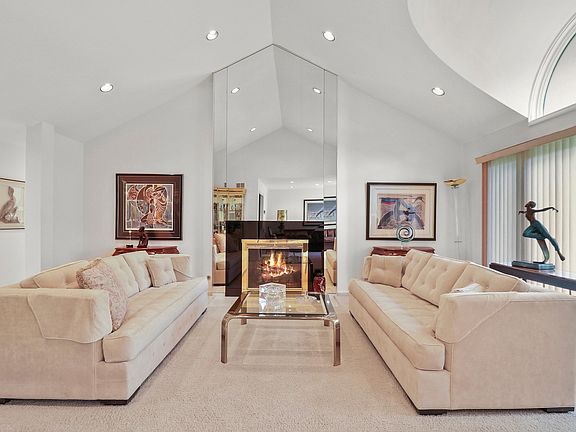 5th image of 975 Coventry Ln