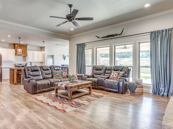 3rd image of 1000 Churchill Ln
