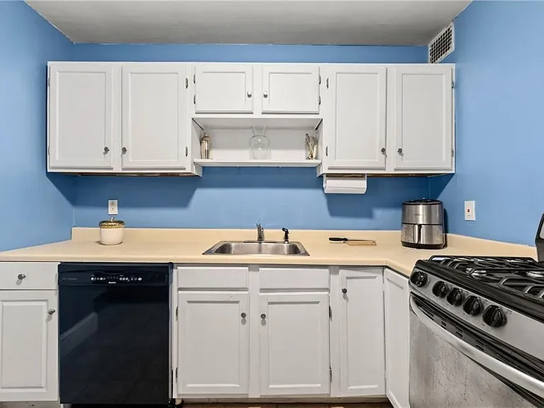 182 Bowen St #11 — Photo 11
