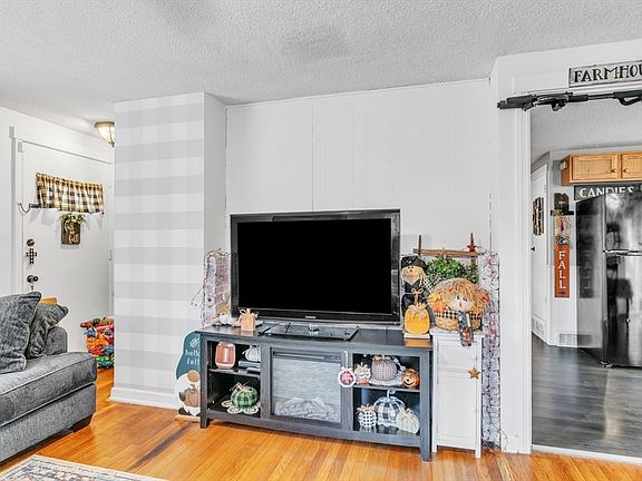 4th image of 101 Regal St