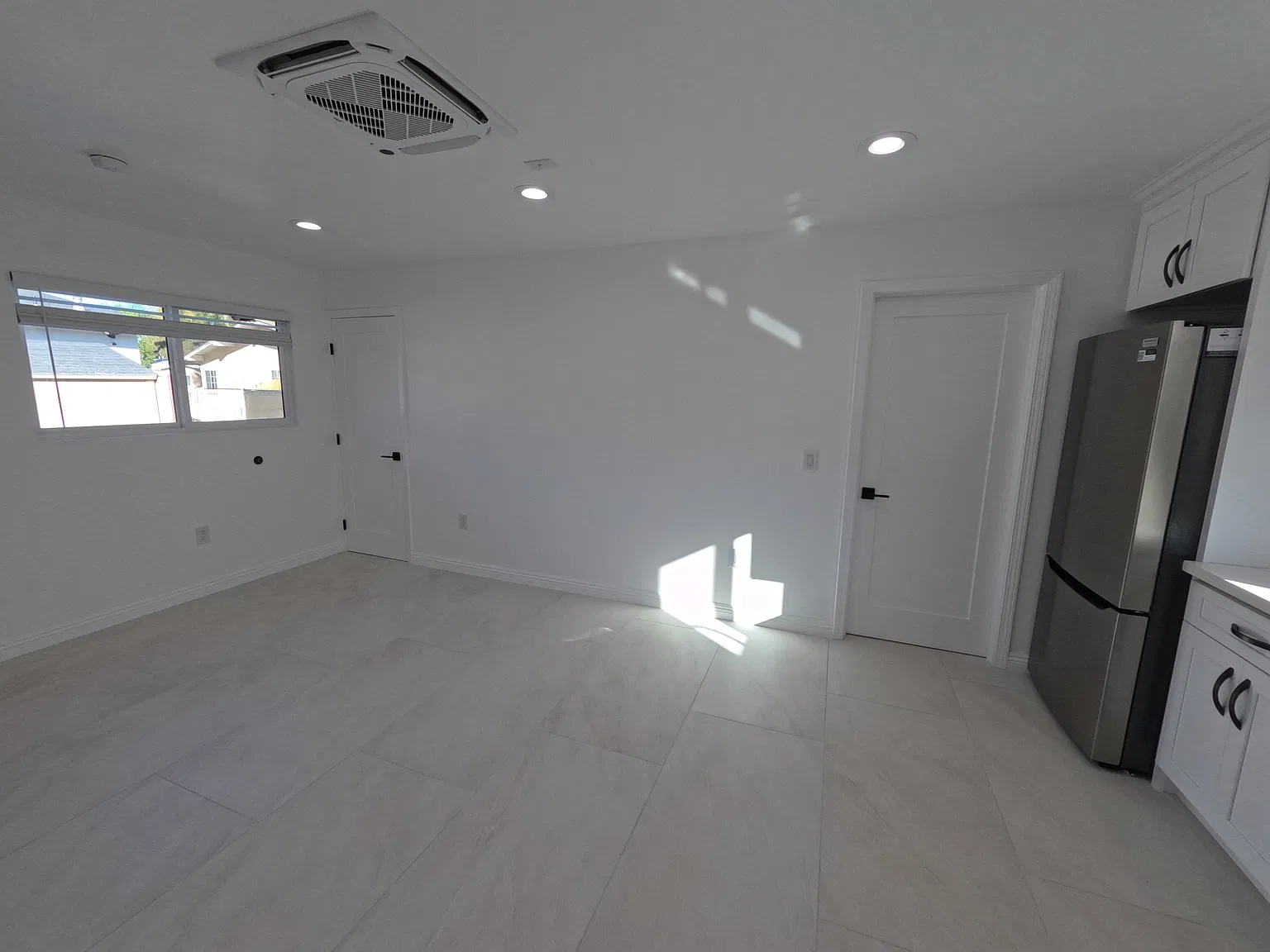 7672 Whitsett Ave — Photo 3