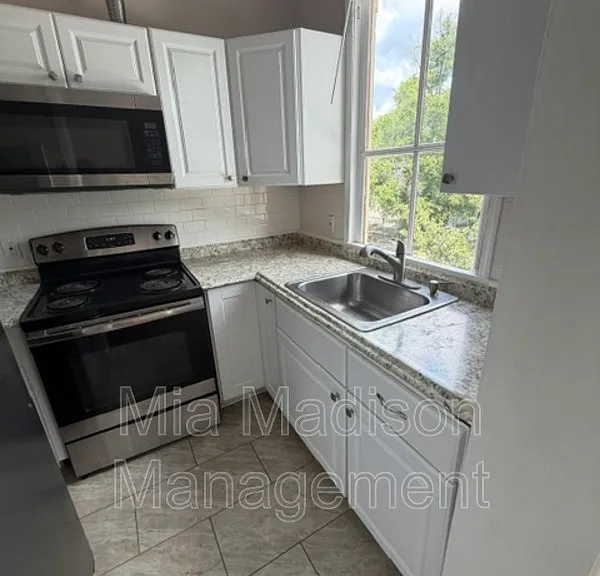 305 W 39th St — Photo 7