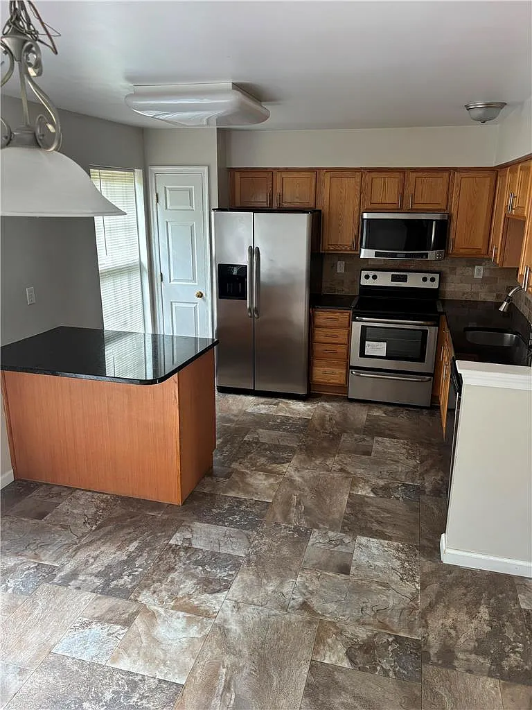 3 bed, 2.0 bath, 1358 sqft, $2,700 — Photo 4