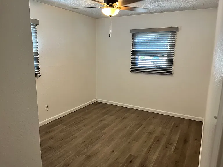904 Laguayra Dr NE — Photo 17