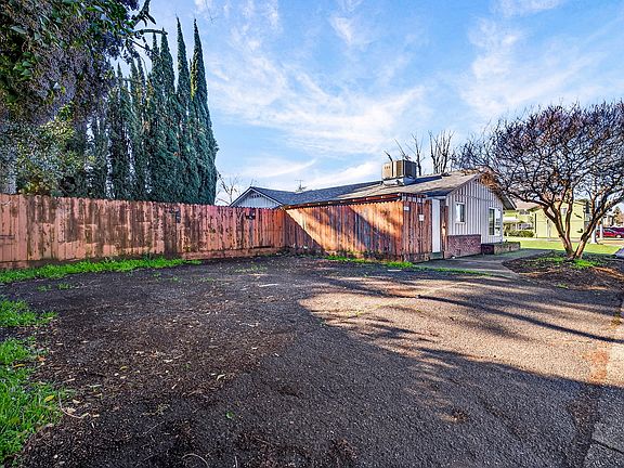 5th image of 1051 East Ave #1051