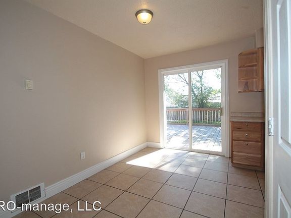 4th image of 210 N Crimson Dr