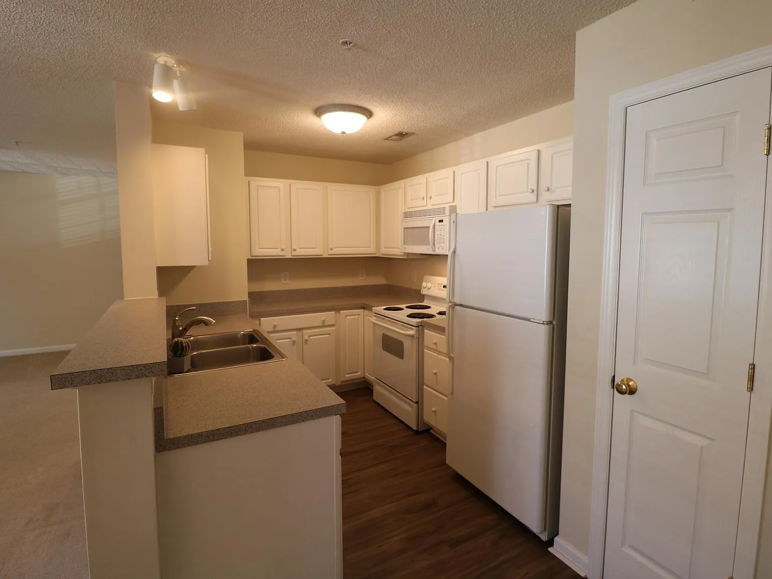 2 bed, $1,300 — Photo 4