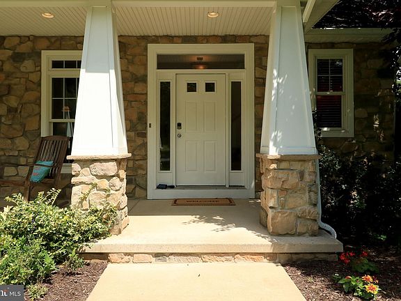 5th image of 881 Teaberry Ln