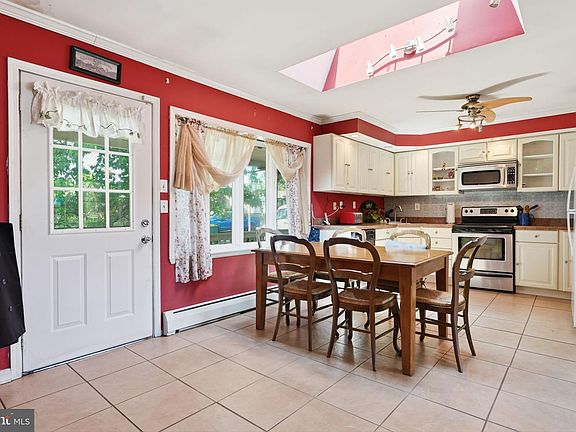 3rd image of 70 Tall Pine Ln