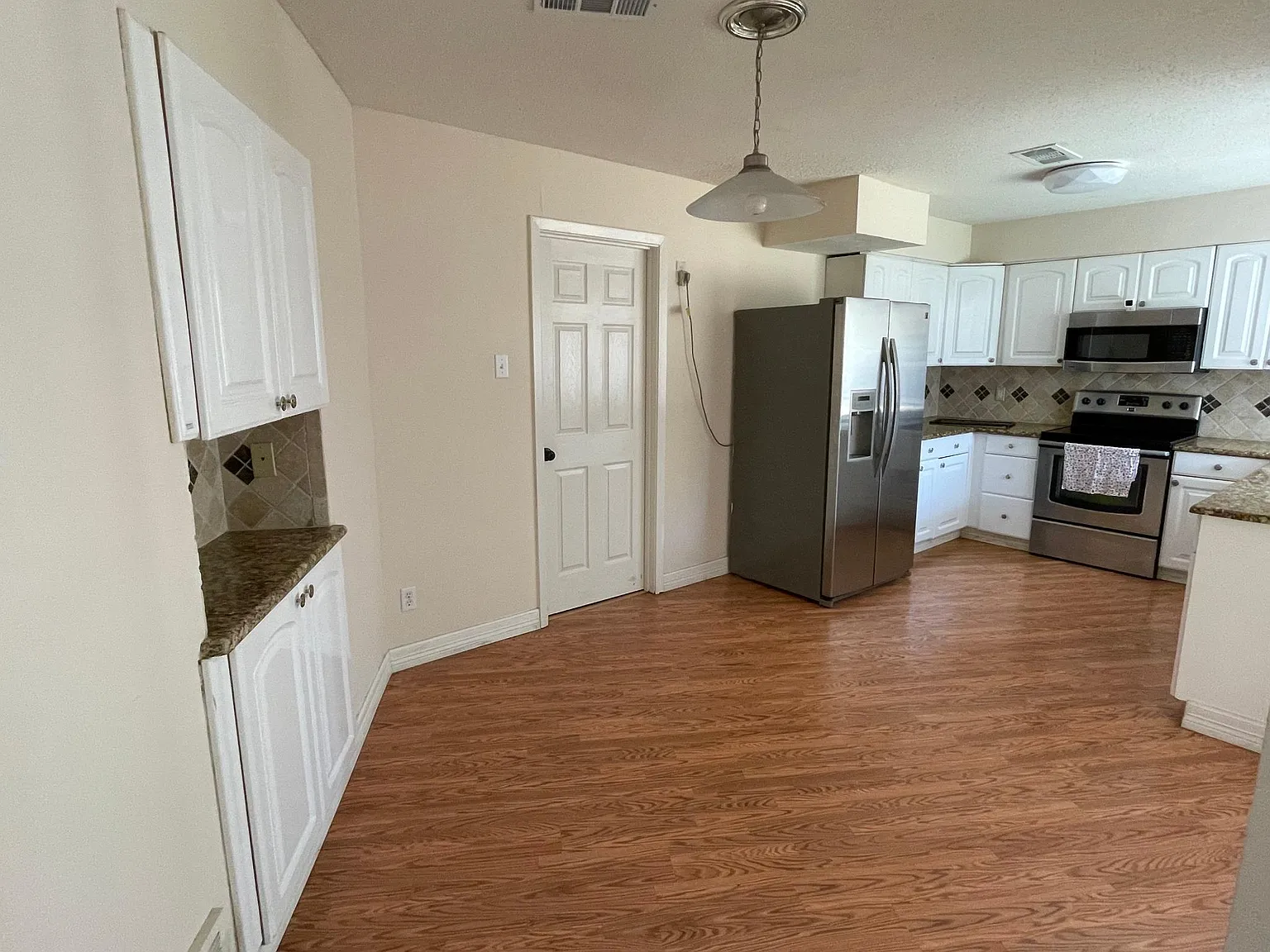 3 bed, 1498 sqft, $2,450 — Photo 3