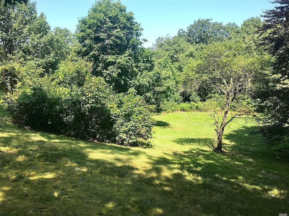 2nd image of 23 Southold Rd