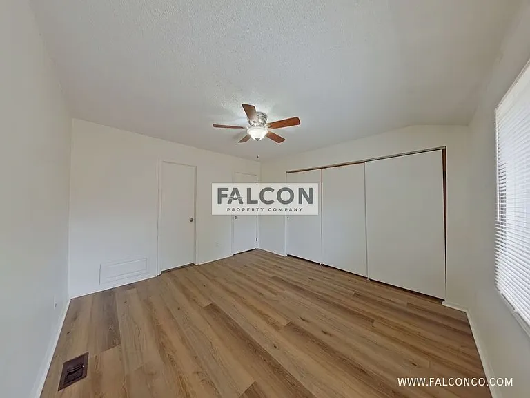 1910 Whitehorn Dr N — Photo 10